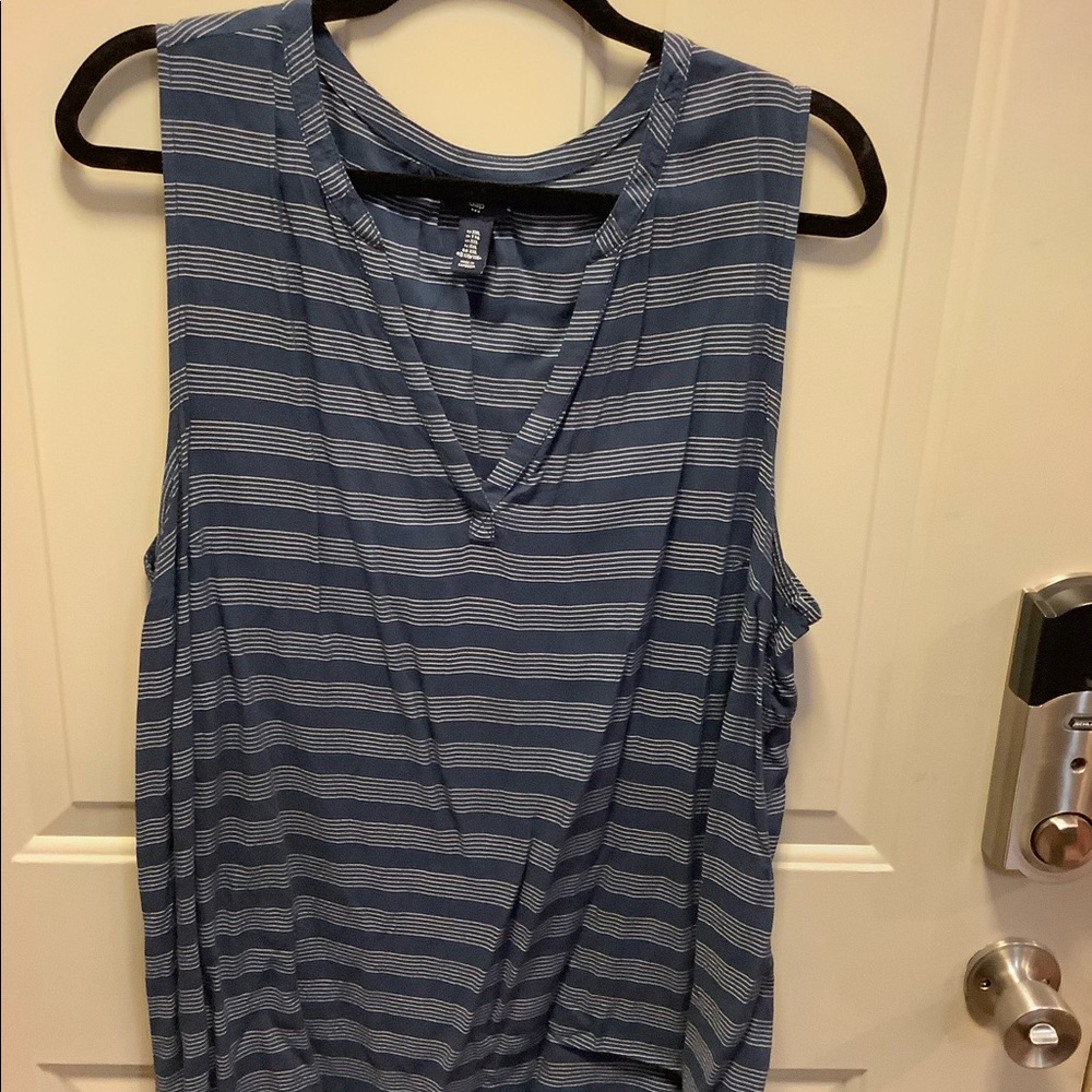 Sleeveless shirt